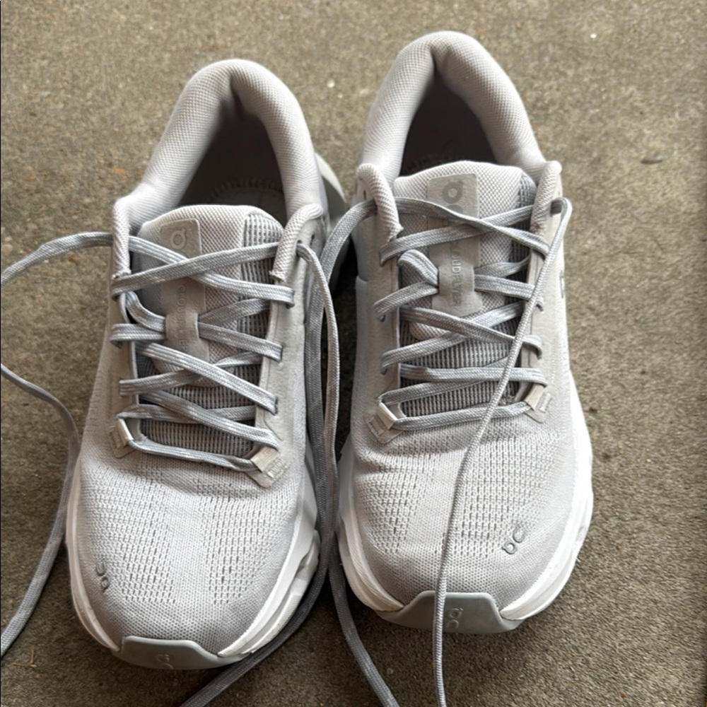 On Running Women’s Light Gray Athletic Shoes